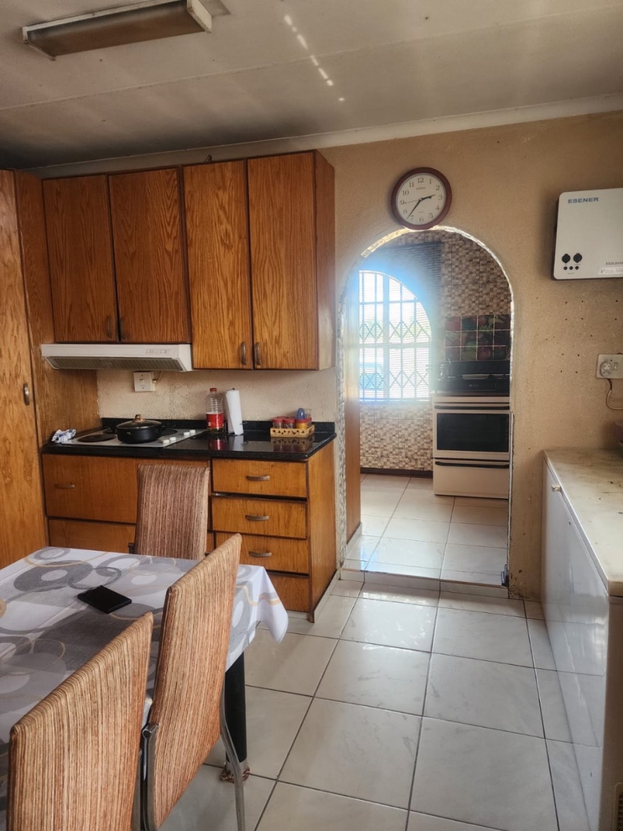6 Bedroom Property for Sale in Manzil Park North West